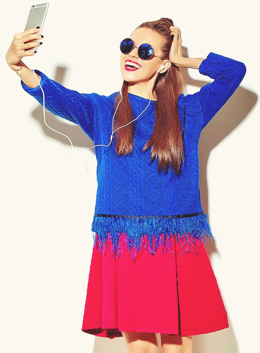 Mujer feliz posando para foto con auriculares y lentes